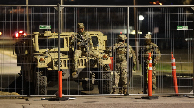 Les soldats de la Garde nationale du Texas sur les rives du fleuve Rio Grande, dans l'État du Texas aux États-Unis, où de nombreux migrants irréguliers passent la frontière illégalement, le 28 janvier 2024.