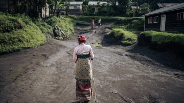 Une femme sort d'un centre de santé soutenu par Médecins Sans Frontières (MSF) à Muheto, un village en périphérie du Centre de Masisi, province du Nord-Kivu, dans l'est de la République démocratique du Congo, le 28 mars 2022. 