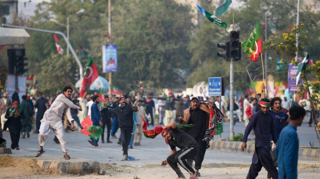 Les manifestants du parti Pakistan Tehreek-e-Insaf (PTI) qui exigent la libération de l'ancien Premier ministre emprisonné du Pakistan Imran Khan, lancent des pierres sur la police à Karachi le 28 janvier 2024.