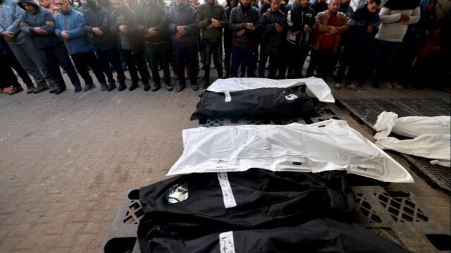 Les corps de Palestiniens tués lors d'un bombardement à Khan Yunès et Rafah, au sud de la Bande de Gaza, avant un enterrement collectif, le 25 janvier 2024.