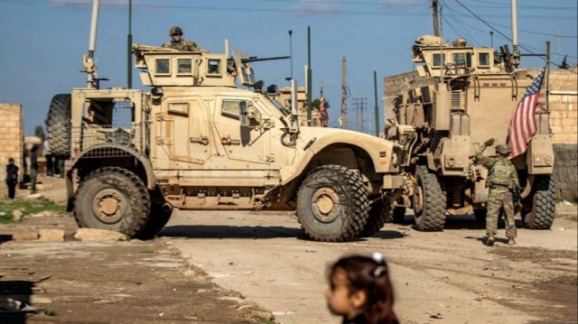 Des soldats américains patrouillent avec des véhicules blindé dans le gouvernorat de Hasakeh au nord-est de la Syrie, le 24 janvier 2024.