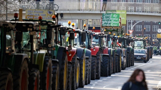 Des agriculteurs bloquent les rues dans le centre de Hambourg, le 29 janvier 2024.