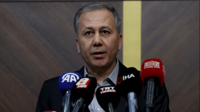 Le ministre turc de l'Intérieur, Ali Yerlikaya a tenu une conférence de presse sur les suspects arrêtés après l'attaque armée contre l'église Santa Maria à Sarıyer en Turkiye, le 29 janvier 2024.