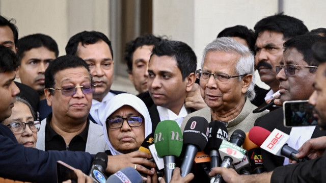 Le lauréat du prix Nobel de la paix du Bangladesh Muhammad Yunus (4R) s'adresse aux médias alors qu'il quitte un tribunal à Dhaka le 28 janvier 2024.