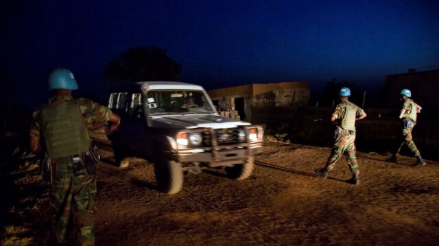 Les troupes de maintien de la paix de la Force intérimaire de sécurité des Nations unies pour Abyei (UNISFA) effectuant une patrouille nocturne dans la ville d'Abyei, une zone contestée entre le Soudan et le Soudan du Sud, où persistent depuis longtemps des tensions intercommunautaires, le 14 décembre 2016.