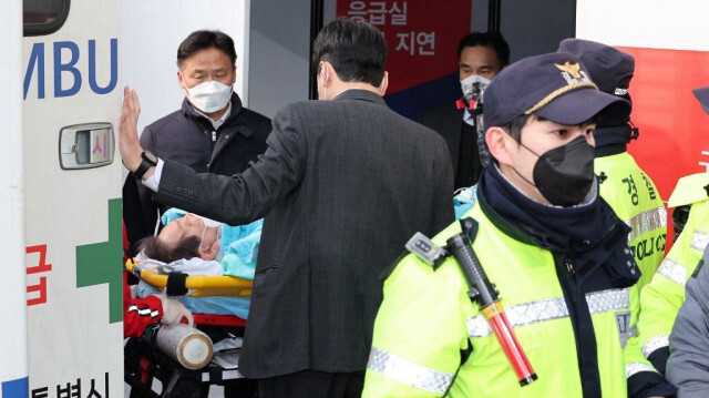 Le leader de l'opposition sud-coréenne Lee Jae-myung, qui a été attaqué à Busan, gît sur un brancard à son arrivée à l'hôpital de l'Université nationale de Séoul le 2 janvier 2024.
