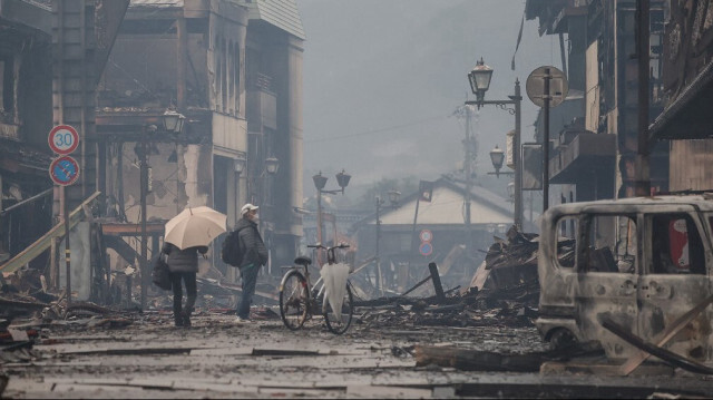 Les gens se promènent dans la zone où se trouvait le marché du matin de Wajima avant un incendie provoqué par un tremblement de terre dans la ville de Wajima, préfecture d'Ishikawa, le 3 janvier 2024, après le séisme.