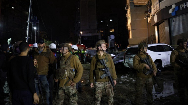 Des soldats libanais bouclent le site d'une frappe israélienne visant un bureau du Hamas, dans la banlieue sud de Beyrouth, le 2 janvier 2024.