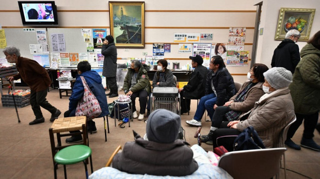 Des évacués se reposent dans un abri à Nanao, préfecture d'Ishikawa, le 3 janvier 2024.