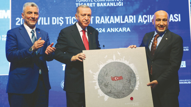 Ticaret Bakanı Ömer Bolat ve Türkiye İhracatçılar Meclisi Başkanı Mustafa Gültepe
Cumhurbaşkanı Recep Tayyip Erdoğan’a “İhracatın Yol Haritası” tablosu takdim etti.