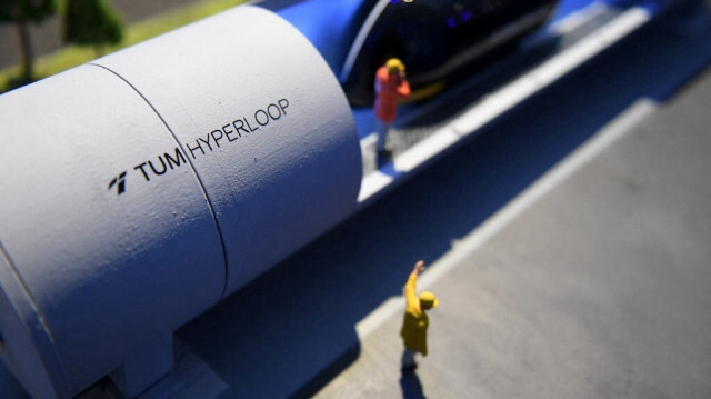 Modèle d'Hyperloop, un mode de transport terrestre neutre en carbone permettant la connexion ultra-rapide des centres de mobilité, à la Faculté de l'aérospatiale de l'Université technique (TU) de Munich, dans le sud de l'Allemagne, le 12 juillet 2021.