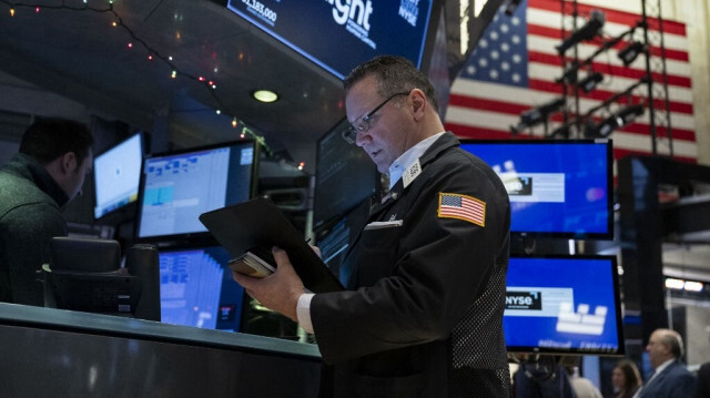 Les traders travaillent sur le parquet de la Bourse de New York (NYSE) pendant la séance matinale du 3 janvier 2024 à New York.