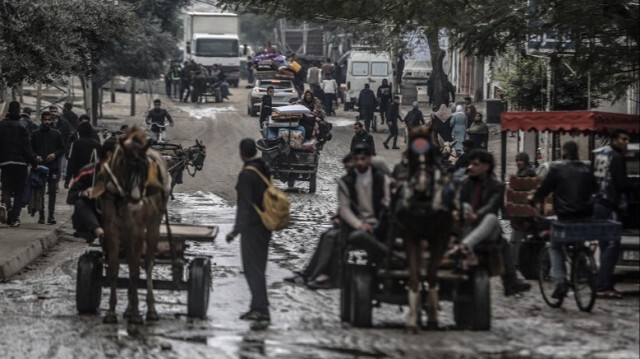 Des palestiniens forcés de quitter leurs maisons suite aux attaques aériennes, terrestres et maritimes d'Israël sur la bande de Gaza, le 03 janvier 2024.