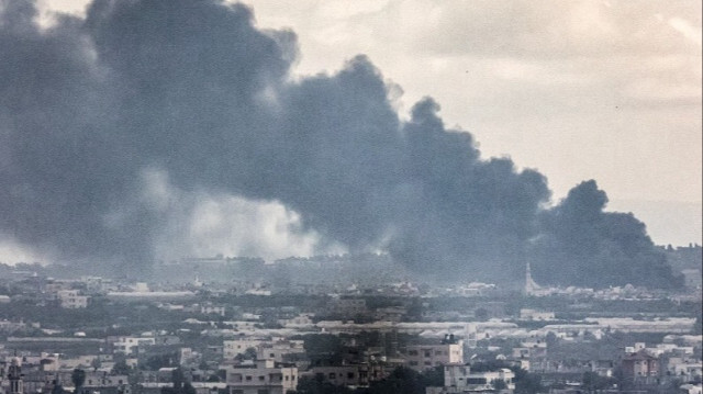 Des volutes de fumée se dégagent lors d'un bombardement israélien sur Khan Yunès dans le sud de la bande de Gaza, le 3 janvier 2024.