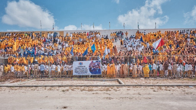 Des manifestants se rassemblent dans un stade lors d'une manifestation en faveur du gouvernement somalien à la suite de l'accord portuaire signé entre l'Éthiopie et la région sépartiste du Somaliland au stade Eng Yariisow à Mogadiscio le 3 janvier 2024.