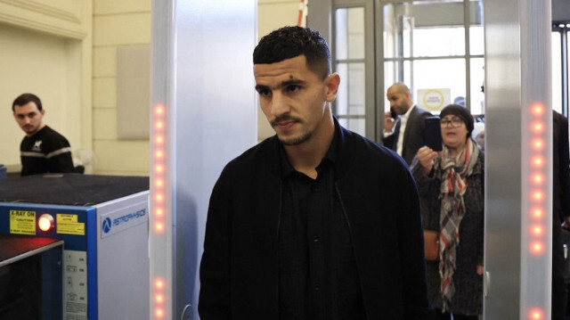Le défenseur algérien de Nice, Youcef Atal, arrive au palais de justice de Nice, dans le sud de la France, pour son procès pour incitation à la haine le 18 décembre 2023. 