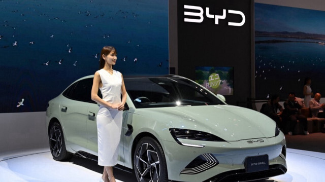La berline sport BYD SEAL du constructeur automobile chinois BYD est exposée lors de la journée de presse du Japan Mobility Show à Tokyo le 25 octobre 2023.
