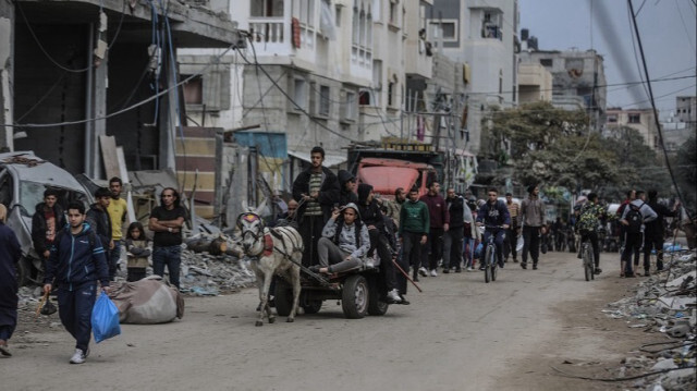 Des palestiniens forcés de quitter leurs maisons, alors que les attaques aériennes, terrestres et maritimes d'Israël se poursuivent sur la bande de Gaza, le 03 janvier 2023.