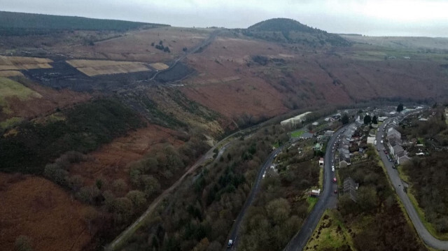 Les travaux pour stabiliser le terril de Tylorstown à la suite d'un glissement de terrain se poursuivent dans la ville de Tylorstown le 6 décembre 2023 dans la vallée de Rhondda, dans le sud du Pays de Galles.