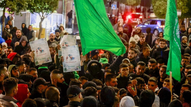 Des manifestants à Ramallah, en Palestine, ont protesté le 2 janvier 2024 contre une frappe israélienne au Liban ayant tué le vice-leader du Hamas, Saleh al-Arouri. 