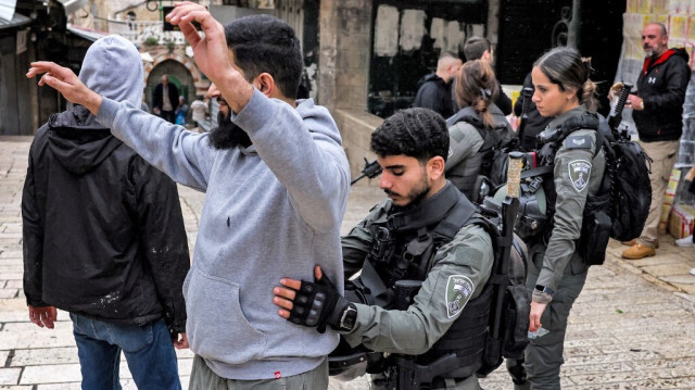 Un soldat israélien fouille un Palestinien dans une rue de la vieille ville de Palestine occupée, le 3 janvier 2024. 