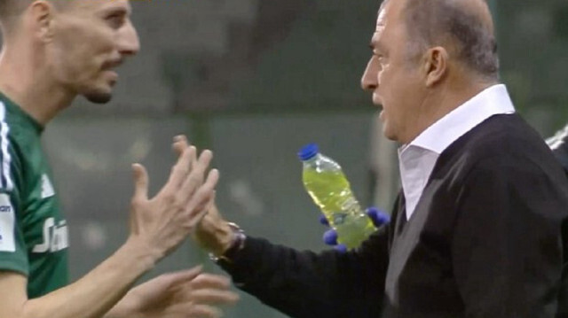 Mladenovic golden sonra Fatih Terim'in yanına gelerek taktik aldı.