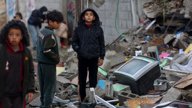 Des enfants Palestiniens traumatisés au milieu des décombres de bâtiments détruits par les bombardements de l'armée d'occupation israélienne à Rafah, dans le sud de la bande de Gaza, le 27 janvier 2024.