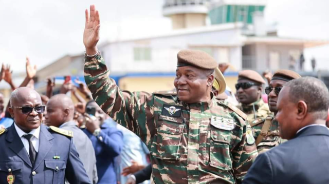 Le chef de la transition militaire au Niger, chef de l'État, le Général Abdourahman Tchiani, saluant la foule lors de la visite de son homologue togolais Faure Gnassingbé, Président de la République togolaise, le 9 Décembre 2023.