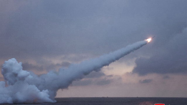 Un tir d'essai du missile de croisière stratégique lancé par un sous-marin "Pulhwasal-3-31" à un endroit non divulgué en Corée du Nord, le 29 janvier 2024.