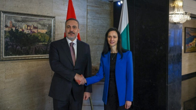 Le ministre des Affaires étrangères, Hakan Fidan (G) et la vice-première ministre et ministre des Affaires étrangères bulgare, Mariya Gabriel (D) à Sofia en Bulgarie, le 30 janvier 2024.