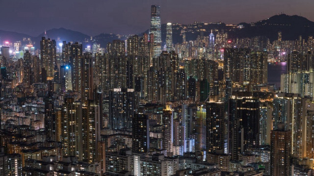 Une vue d'ensemble montre des bâtiments résidentiels et commerciaux à Hong Kong.
