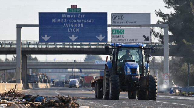 Des agriculteurs français manifestent en bloquant l'autoroute A9 à Nîmes, dans le sud de la France, le 29 janvier 2024.