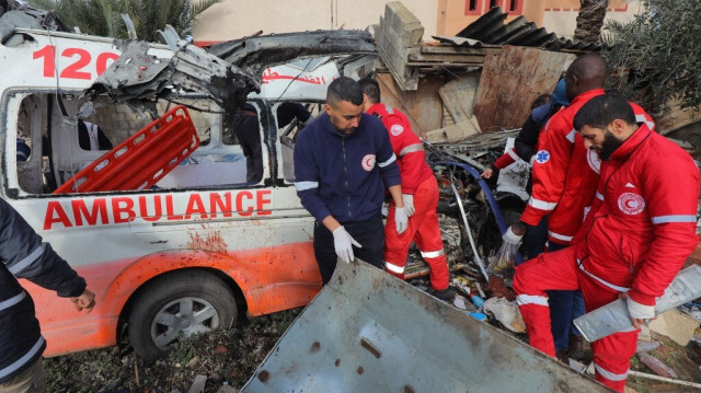 Le personnel du Croissant-Rouge palestinien inspecte une ambulance détruite à Deir el-Balah, dans la bande de Gaza centrale, le 11 janvier 2024.