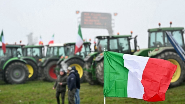 Des tracteurs garés le long de la route lors d'une manifestation d'agriculteurs à proximité de l'entrée de l'autoroute à Melegnano, près de Milan, le 30 janvier 2023.