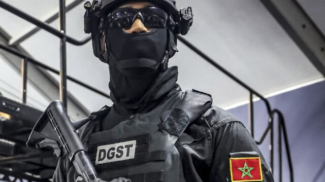 Un membre des forces spéciales de la Direction Générale de la Surveillance du Territoire du Maroc (DGST) pose lors de la quatrième édition des journées portes ouvertes de la Direction Générale de la Sûreté Nationale (DGSN) dans la ville du nord de Fès le 21 mai 2023. 