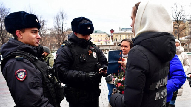 Des policiers vérifient les documents des proches des soldats russes participant à l'"opération militaire spéciale" en Ukraine, à Moscou le 23 décembre 2023.