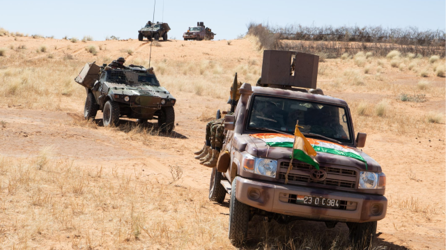 Un convoi de l'armée nigérienne en pleine patrouille près de la zone des trois frontières.