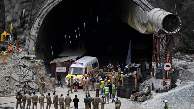 Une ambulance et des secouristes se rassemblent près de la face du tunnel Silkyara en cours de construction dans le district d'Uttarkashi de l'État indien d'Uttarakhand, le 28 novembre 2023.