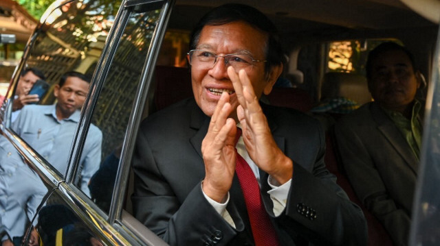 Kem Sokha, ancien chef du Parti national de sauvetage du Cambodge (CNRP), maintenant dissous, salue les médias à son domicile avant de se rendre au tribunal municipal de Phnom Penh pour le verdict de son procès à Phnom Penh le 3 mars 2023. 