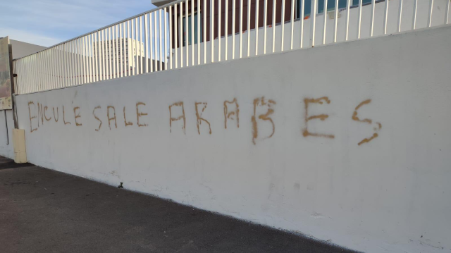 Le mur d'une mosquée recouvert d'insultes islamophobes à Marseille.