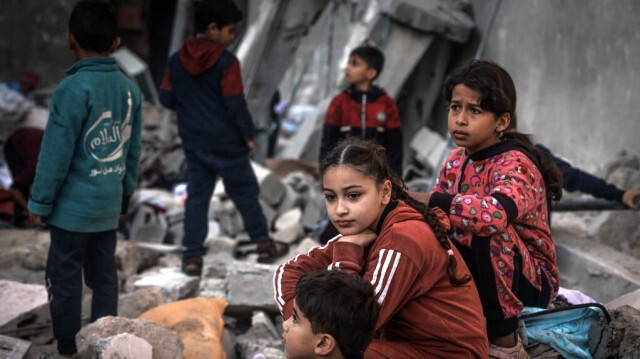 Des enfants Palestiniens au milieu des décombres de maisons détruites par les bombardements de l'armée d'occupation israélienne, à Rafah, dans le sud de la bande de Gaza, le 29 décembre 2023,