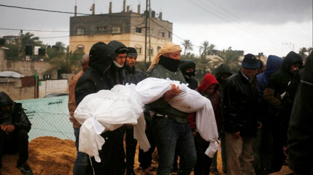 Les corps des Palestiniens morts lors des attaques de l'armée d'occupation sont enterrés dans des fosses communes à Gaza, le 27 janvier 2024.