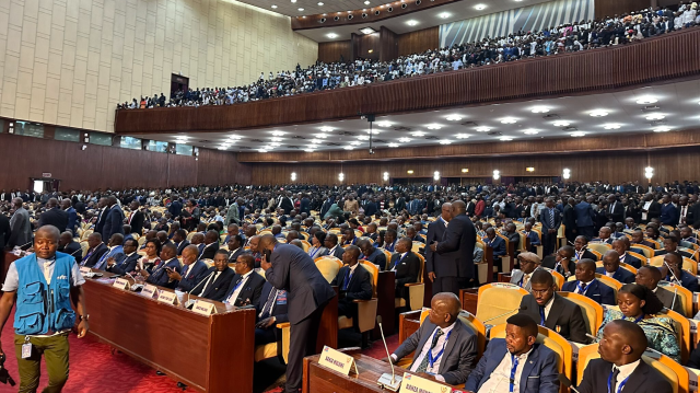 Salle de l'assemblée nationale accueillant la première session de la nouvelle législature en République démocratique du Congo.