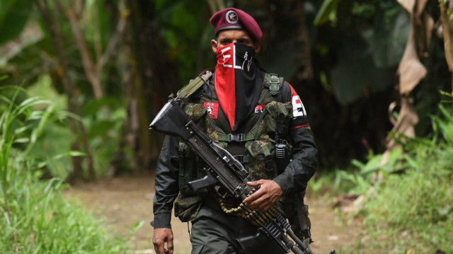 Un rebelle de l'Armée de libération nationale (ELN) patrouille près de la rivière Baudo dans la province de Choco, en Colombie, le 26 octobre 2023.