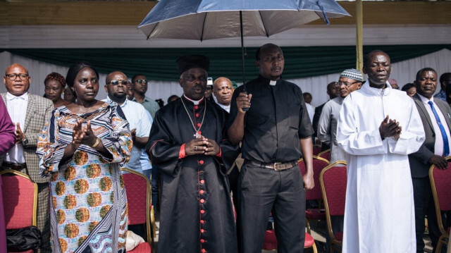 Des représentants religieux chantent lors d'une messe catholique pour la paix à Goma, dans l'est de la République démocratique du Congo, le 28 janvier 2024. 