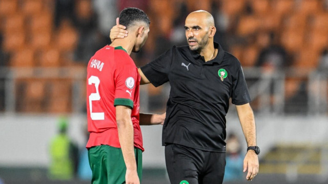 Le sélectionneur du Maroc, Walid Regragui (à droite), et le défenseur marocain n°2 Achraf Hakimi (à gauche) réagissent après leur élimination de la CAN 2024 face à l'Afrique du Sud, au Stade Laurent Pokou à San Pedro, le 30 janvier 2024.