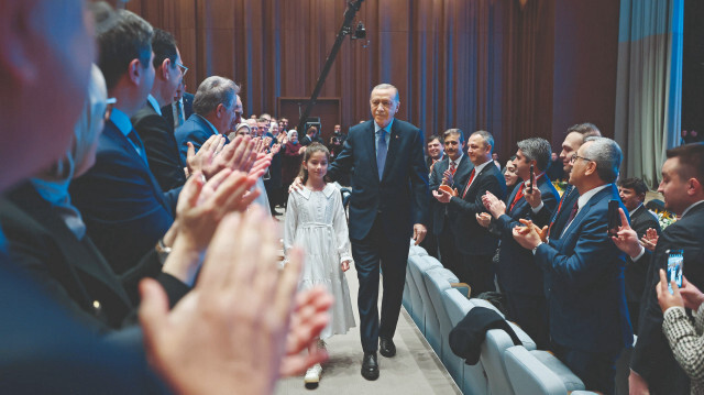 Erdoğan, bugün açılışı yapılan AK Parti Kongre Merkezi'nde, törende ekrana yansıtılan tanıtım filminde oynayan çocuk ile sahneye çıktı.