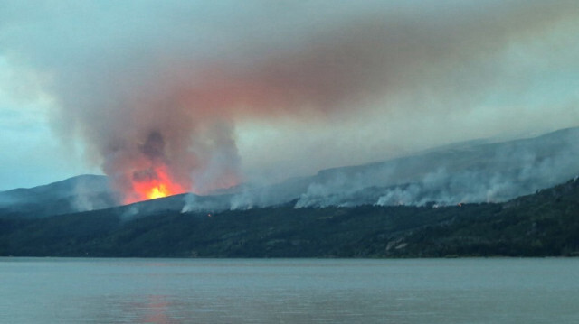Vue d'un incendie de forêt au parc national Los Alerces dans la province de Chubut, en Argentine, le 29 janvier 2024.