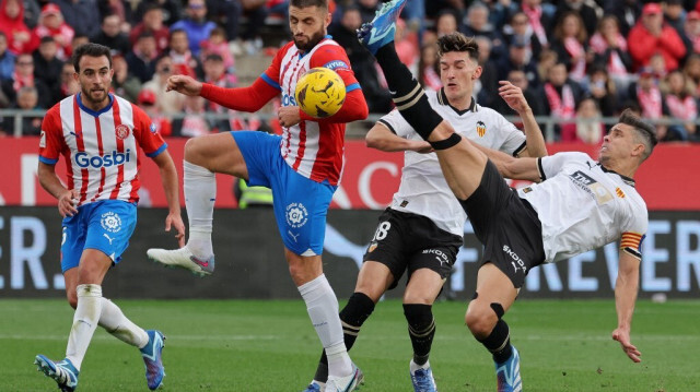 Le défenseur brésilien Gabriel Paulista (à droite), lors du match de football entre le Girona FC et le Valencia CF, à Girona le 1er décembre 2023.