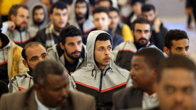 Des migrants de différentes nationalités sont rassemblés à l'intérieur du bâtiment abritant l'Agence de lutte contre la migration illégale dans la capitale libyenne Tripoli, avant d'être expulsés vers leurs pays d'origine, le 24 novembre 2022. 